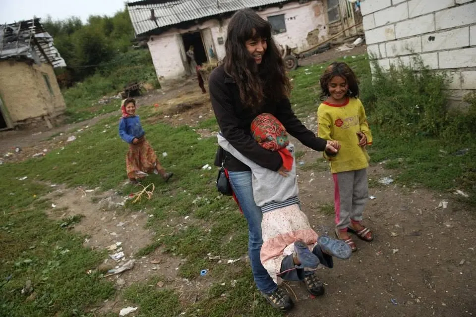 Copii pe ulița din Ponorâta, în primii ani ai intervenției
